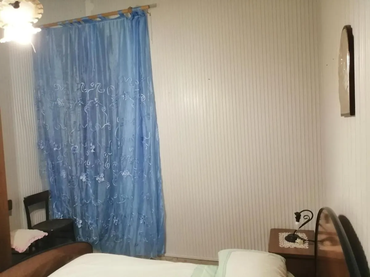Appartamento Con Una Camera Matrimoniale, Bagno In Camera Cucina E Veranda Esterni Rilievo